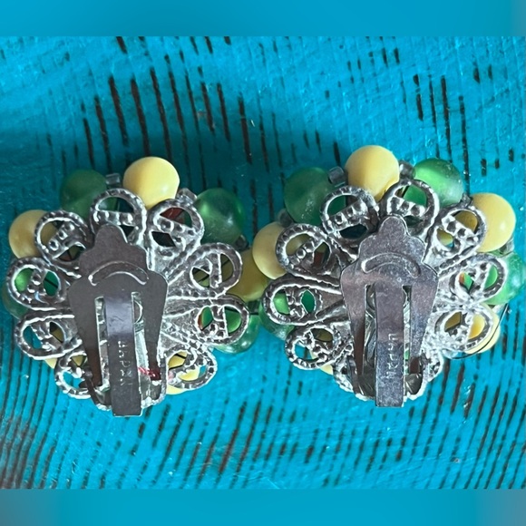 Vintage Japan Silver Tone Beaded Cluster Floral Glam Clip on Earrings 1” - Picture 3 of 5
